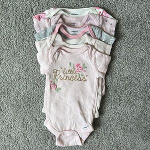Gerber baby girl onesies - set of 5 - size 0-3 months